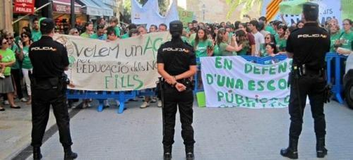Más de 2.500 personas se manifiestan frente el Parlament en protesta por el modelo educativo