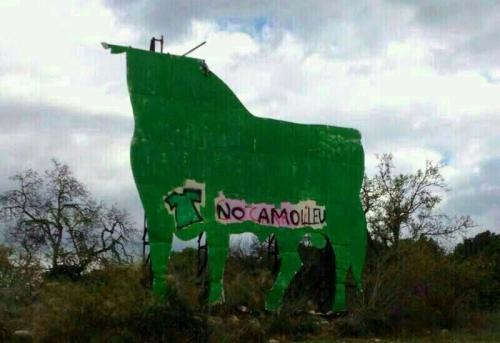 El toro multicolor también está en contra del TIL