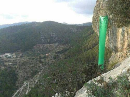 MÉS critica el uso de un helicóptero de salvamento para quitar un tela verde en apoyo a la huelga en un monte de Alaró