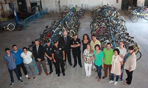 La Policía Nacional y la Policía Local de Palma, han hecho entrega de 113 bicicletas, a diferentes ONGs.