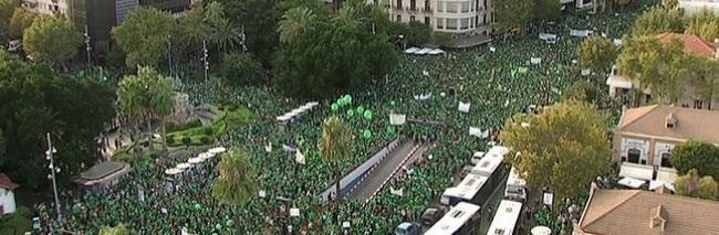 Miles de personas se manifiestan en Plaza España en contra del TIL