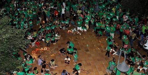 Centenares de personas se concentran frente a la Conselleria para seguir la reunión que intenta desconvocar la huelga