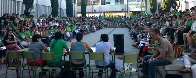 La Asamblea de Docentes decide continuar con la huelga y las negociaciones