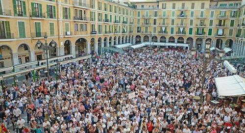Un millar de personas se concentra a favor del TIL en la Plaza Mayor