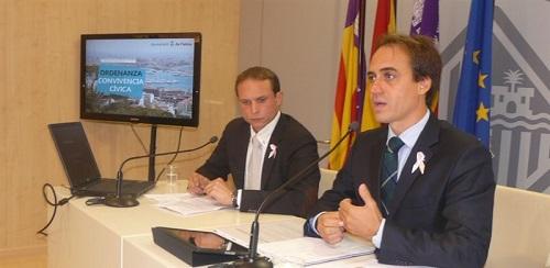 El Ayuntamiento presenta el borrador de la ordenanza que regula el 'balconing', la prostitución y la venta ambulante