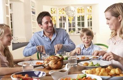 Viajar, pasar más tiempo con la familia y conseguir trabajo, los propósitos de los españoles para 2015