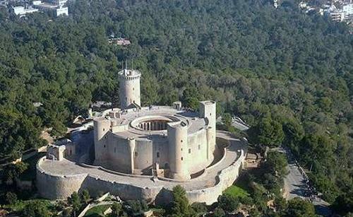 Palma aprueba invertir 931.700 euros en renovar la iluminación ornamental exterior del Castillo de Bellver 