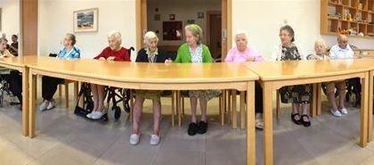 El equipo técnico de la Residencia y Centro de Día Oms-Sant Miquel realiza un ensayo sobre la hidratación en los pacientes con alzhéimer