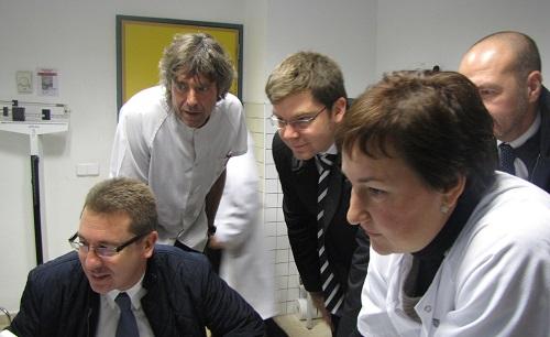 Sansaloni visita el centro de salud de Son Pisà para observar el funcionamiento de los espirómetros digitales