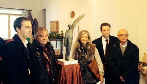 El artista Andreu Ferrer entrega la obra 'Àngel', que homenajea a Junípero Serra, al Institut de Estudis Baleàrics