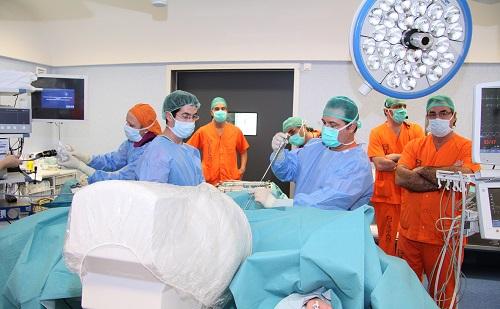 El Hospital Universitario Son Espases lleva a cabo la primera intervención quirúrgica de hernia discal por artroscopia
