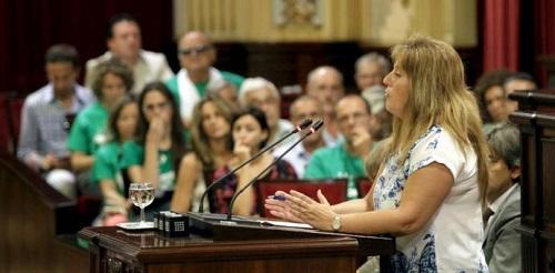 El Govern dice que llevará el trilingüismo a las clases humildes y la oposición que el TIL lleva el caos al aula