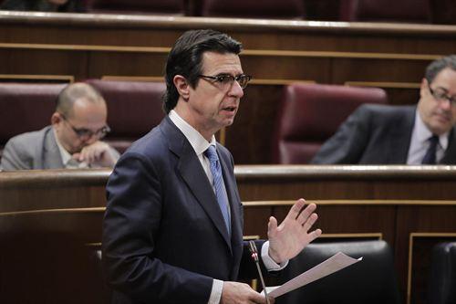 El ministro Soria critica la 'burda manipulación' de la subasta eléctrica