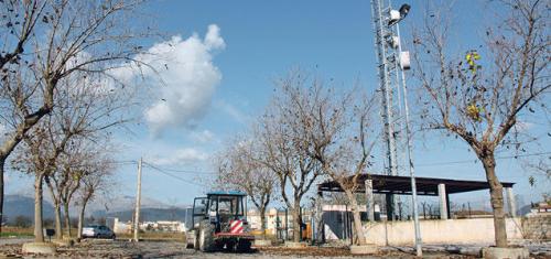 Retiran la antena de telefonía situada junto a una escuela