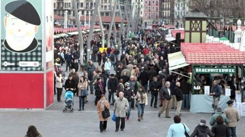 El mercado de Santo Tomás abarrota todo El Arenal y el Casco Viejo
