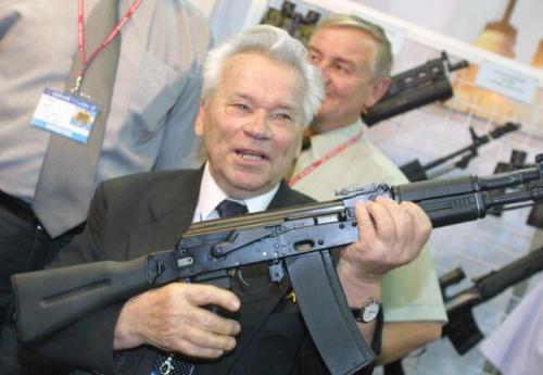 Fallece a los 94 años Mijail Kalashnikov, inventor del AK-47
