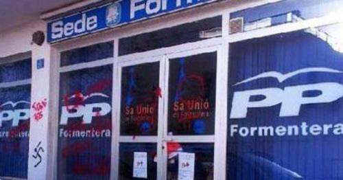 La sede del PP de Formentera amanece con pintadas contra la reforma de la Ley del Aborto