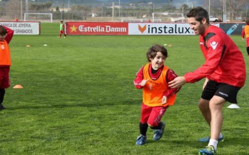 Pedro Bigas, Gerard Moreno y Antonio López con los niños del Campus