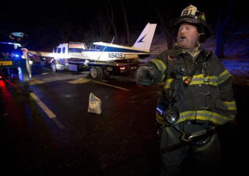 Una avioneta aterriza de emergencia en una autovía de Nueva York