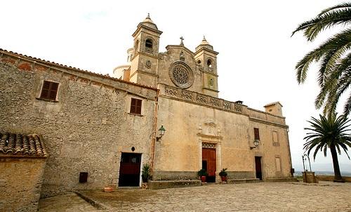 Extinguen un incendio en el interior de la ermita de Bonany, que ha afectado al altar