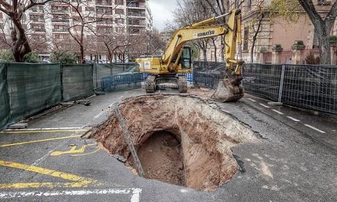 Las obras del socavón de los institutos se prolongarán hasta la semana que viene