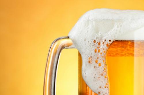 La explicación científica de por qué se desborda la cerveza 