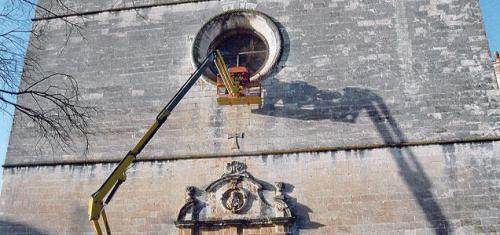 El rosetón de la iglesia parroquial de Sant Antoni se somete a un proceso de restauración