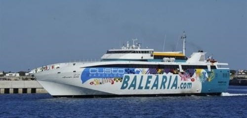 El fast ferry Alcántara Dos retrasa su primera salida desde Alcúdia hacia Ciutadella tras haber sido embestido de manera fortuita por el Jaume III