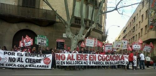 Los trabajadores de Coca-Cola se manifiestan ante los Juzgados de Palma en protesta por el ERE