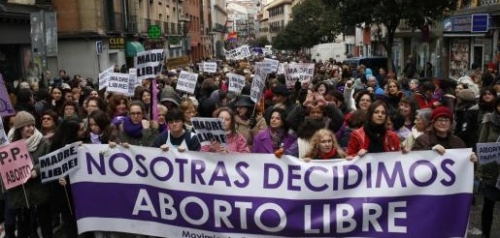 Miles de personas se manifiestan en Palma bajo el lema 'Nosotras parimos, nosotras decidimos'