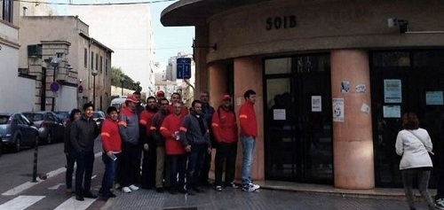 Trabajadores de Coca-Cola en Palma escenifican su paso a las listas del paro con una representación ante el SOIB
