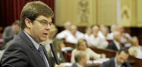 Sansaloni dice que 'el dinero no será barrera para acceder a la salud' y Thomàs le pide que se derogue el copago