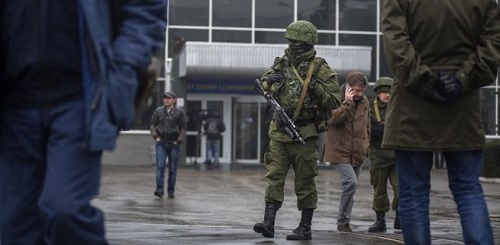 Casi 2.000 soldados rusos aterrizan en las últimas horas en la región de Crimea
