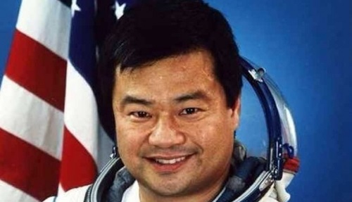 Un excomandante de la ISS dice que vio un OVNI en 2005
