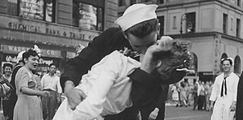 Muere el marinero que besó a una enfermera en Times Square