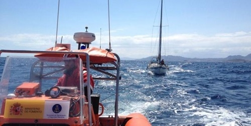 Buscan a un hombre que cayó al mar desde un velero a 35 millas de Menorca