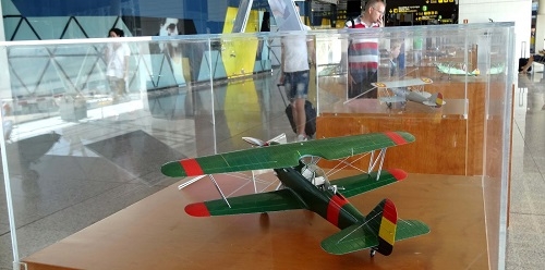 La Fundación Aena expone en el Aeropuerto de Menorca 27 maquetas de aviones históricos