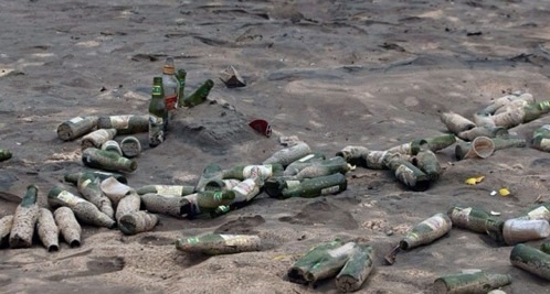 La Ordenanza Cívica logra reducir el botellón en la Playa de Palma, tras decomisar 2.000 bebidas a turistas