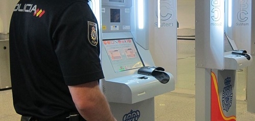 La Policía Nacional detiene a 2 personas por remitir documentación a Bolivia y así facilitar el cruce de frontera 