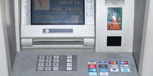 Santa Eulària aprueba cobrar a los bancos por los cajeros automáticos que estén en vía pública