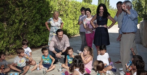 Bauzá visita la Escuela de Verano de la asociación de padres de niños con cáncer de Baleares