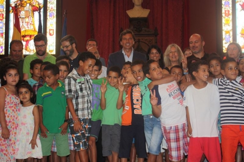 Isern y demás políticos  reciben a los niños saharauis del programa 'Vacances en Pau'