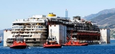 El 'Costa Concordia' concluye en el puerto de Génova su última travesía para ser desguazado