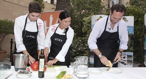 Bauza se pone el delantal para recibir a Vicky de Masterchef