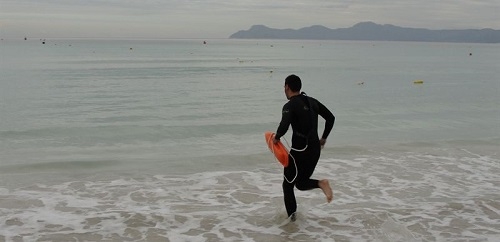 Las playas de Baleares son de las que menos socorristas y banderas de señalización tienen