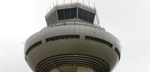 Los controladores aéreos aplazan su decisión sobre posibles paros