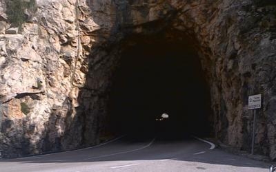 Retiran rocas de un desprendimiento en el túnel de Monnàber