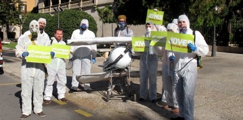 MÉS realiza una performance ante el Consolat para solicitar al Govern que suspenda la campaña de fumigaciones aéreas