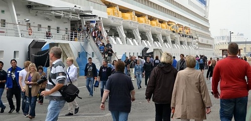 FACUA denuncia a MSC Cruises por obligar a los pasajeros a abonar una propina al personal de los cruceros