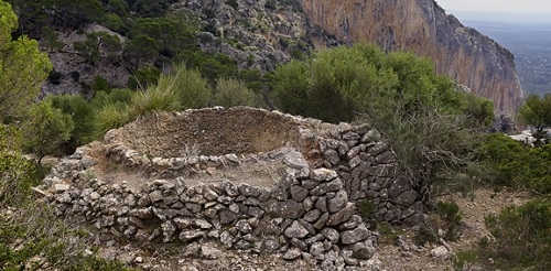 ARCA denuncia el vertido de residuos en los hornos de cal de Cala Egos